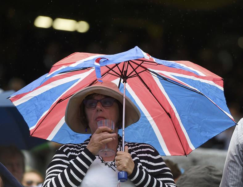 Ombrelli aperti a Wimbledon (Reuters)